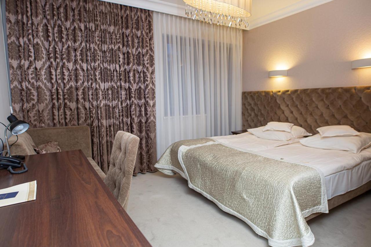Zamek Dubiecko Hotel Buitenkant foto
