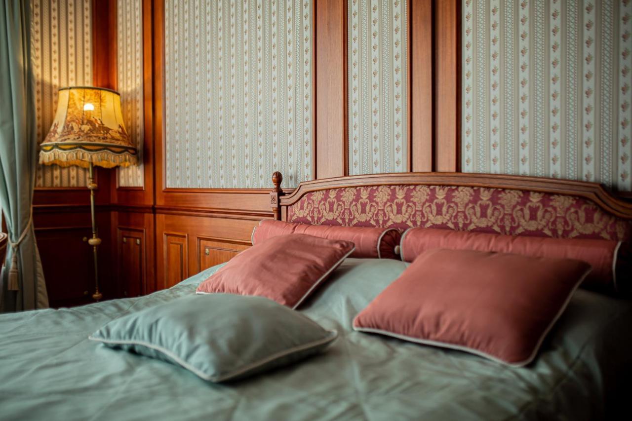 Zamek Dubiecko Hotel Buitenkant foto