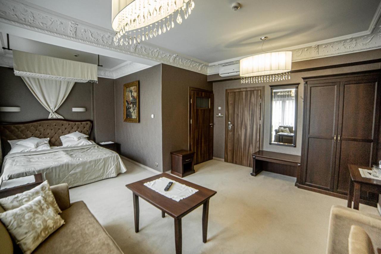 Zamek Dubiecko Hotel Buitenkant foto