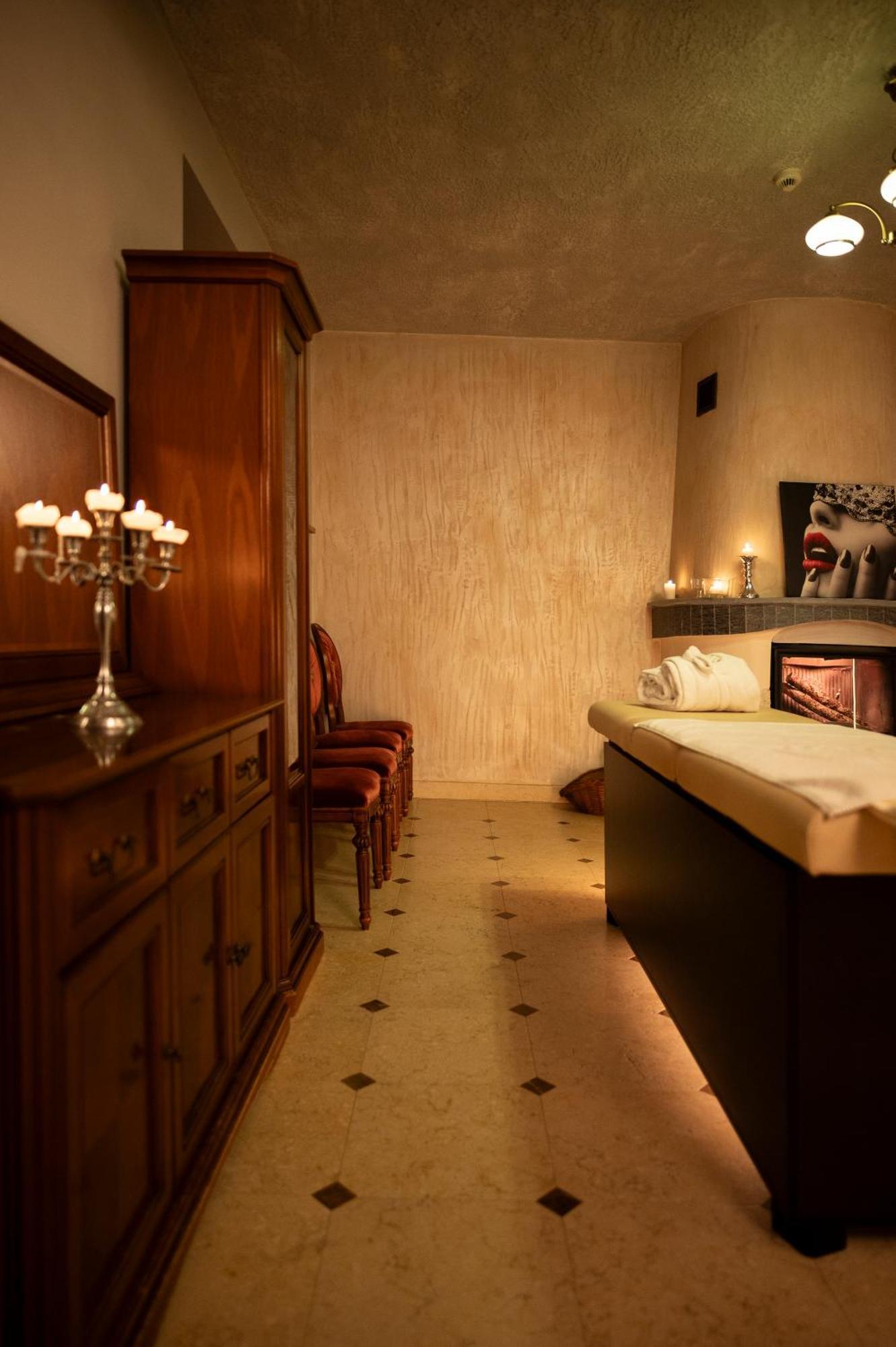Zamek Dubiecko Hotel Buitenkant foto