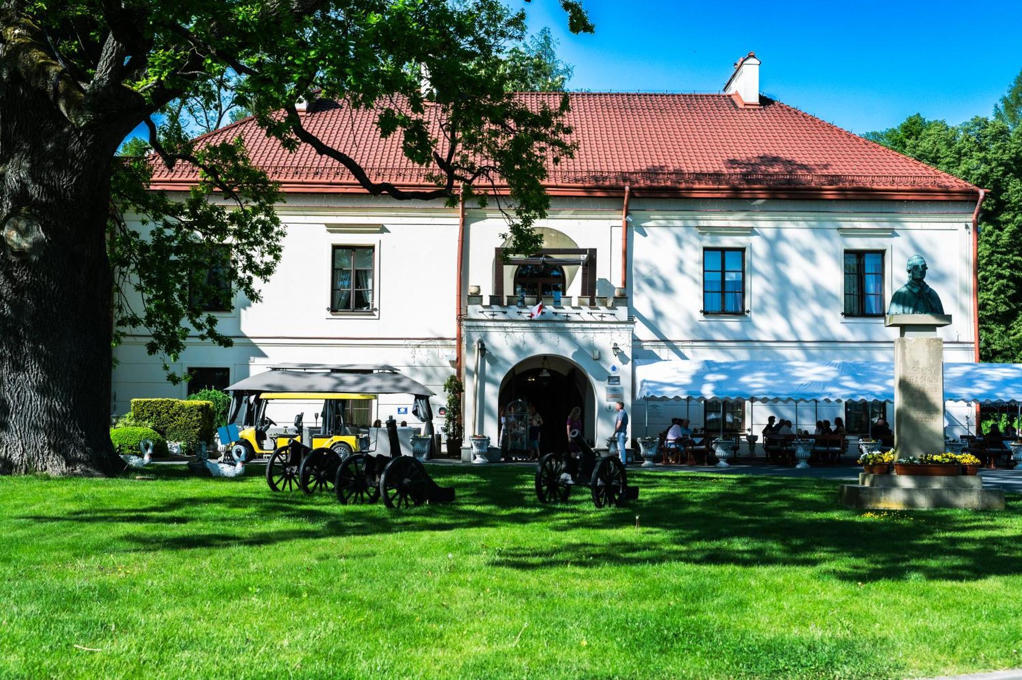 Zamek Dubiecko Hotel Buitenkant foto